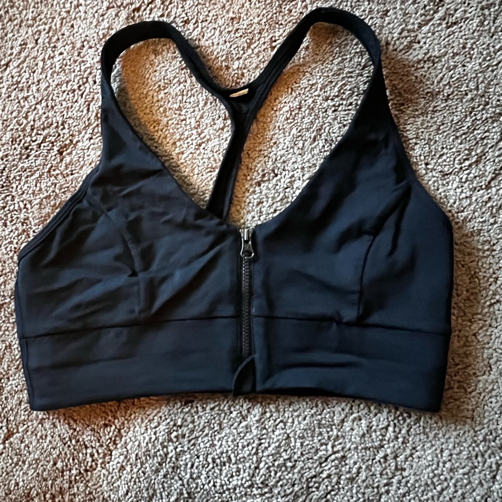Lululemon Cool To Street Sports Bra 
Size 8
Front Zip
Black